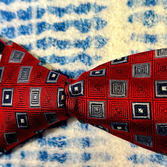 Child’s Tie-zipper adjustable, one size, approximately 14”, Dillards Class Club - Picture 4 of 5